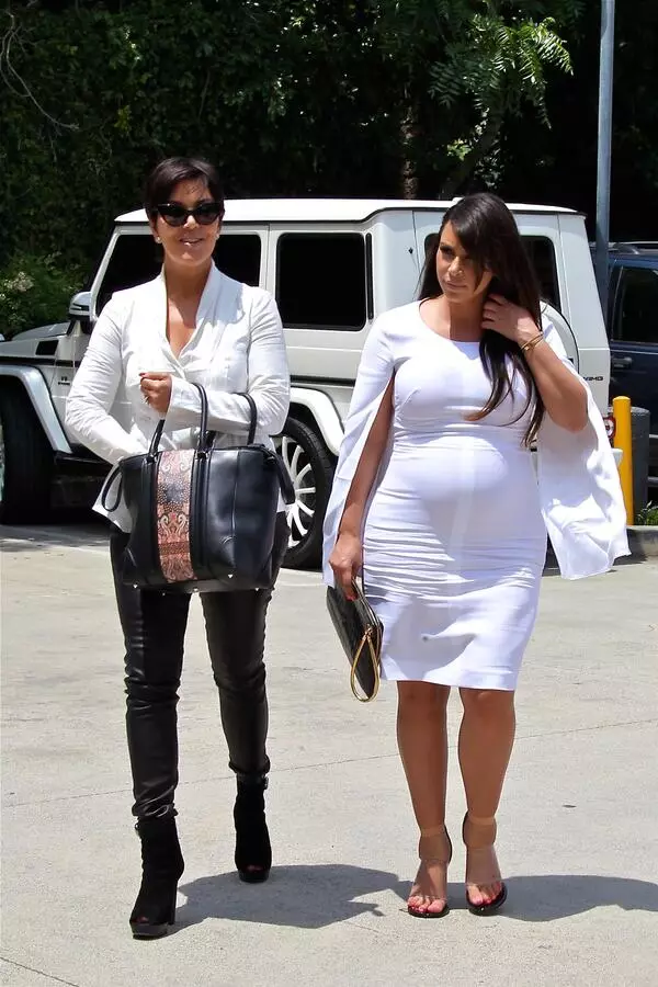 Mom Kim Kardashian menghasilkan cucunya yang namun terlahir
