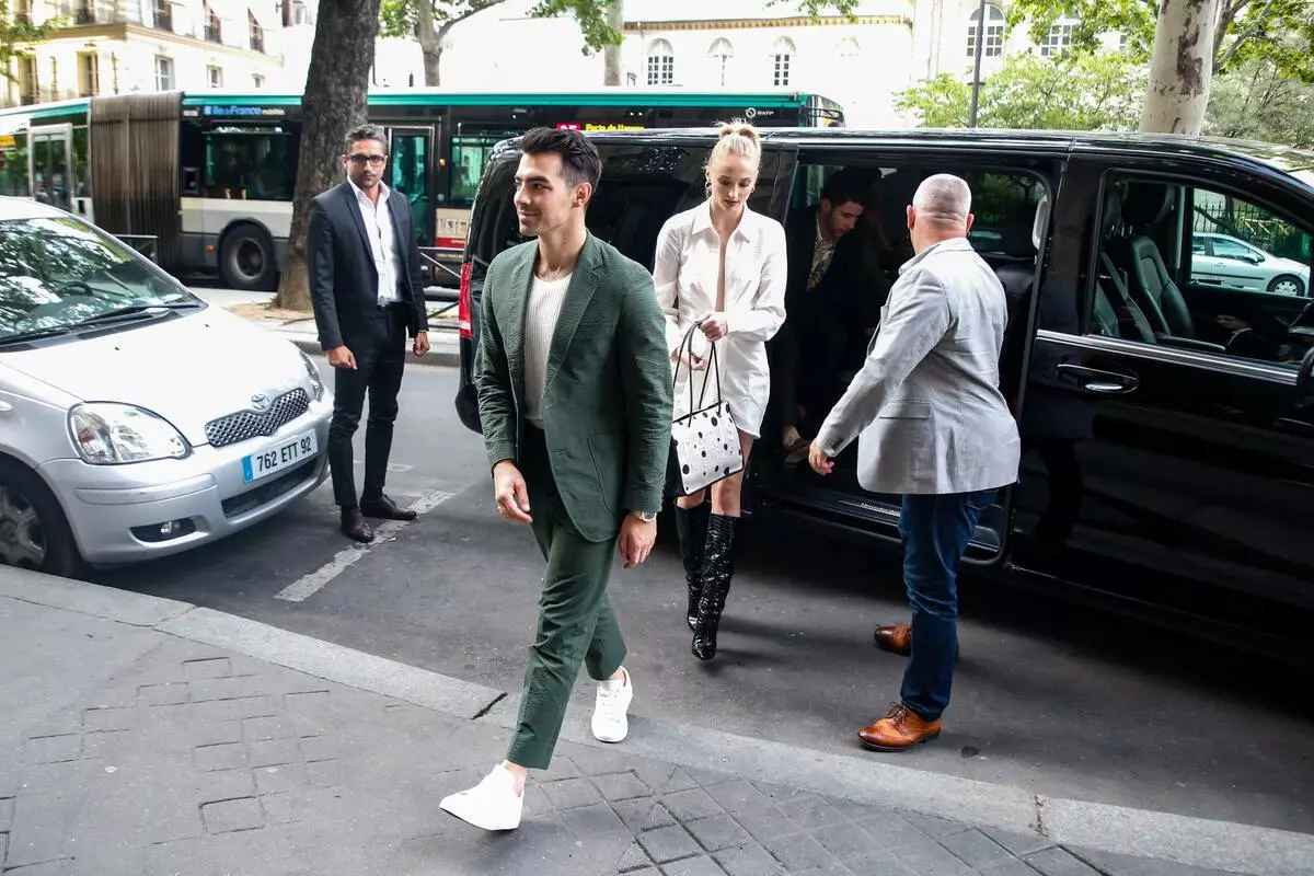 Perkahwinan tidak lama lagi: Prynik Chopra, Sophie Turner dan Jonas Brothers bercuti di Paris (Foto) 78149_1