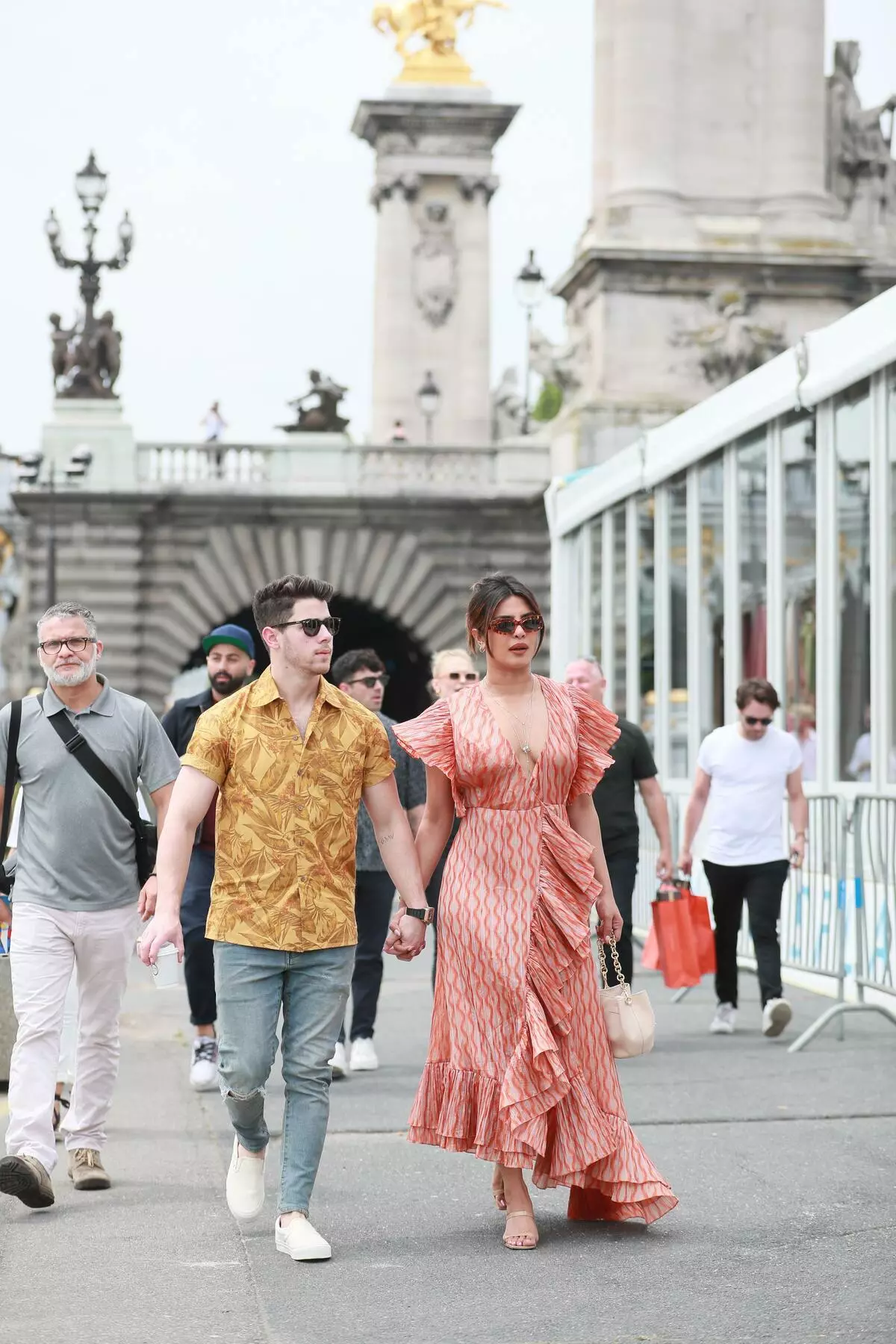 Perkahwinan tidak lama lagi: Prynik Chopra, Sophie Turner dan Jonas Brothers bercuti di Paris (Foto) 78149_6