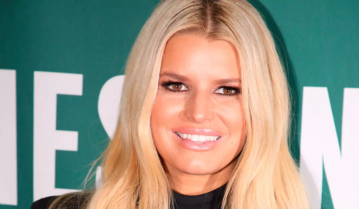 Troyenashki: 40-jaraĝa Jessica Simpson umlila-adorantoj kun bildo kun filinoj