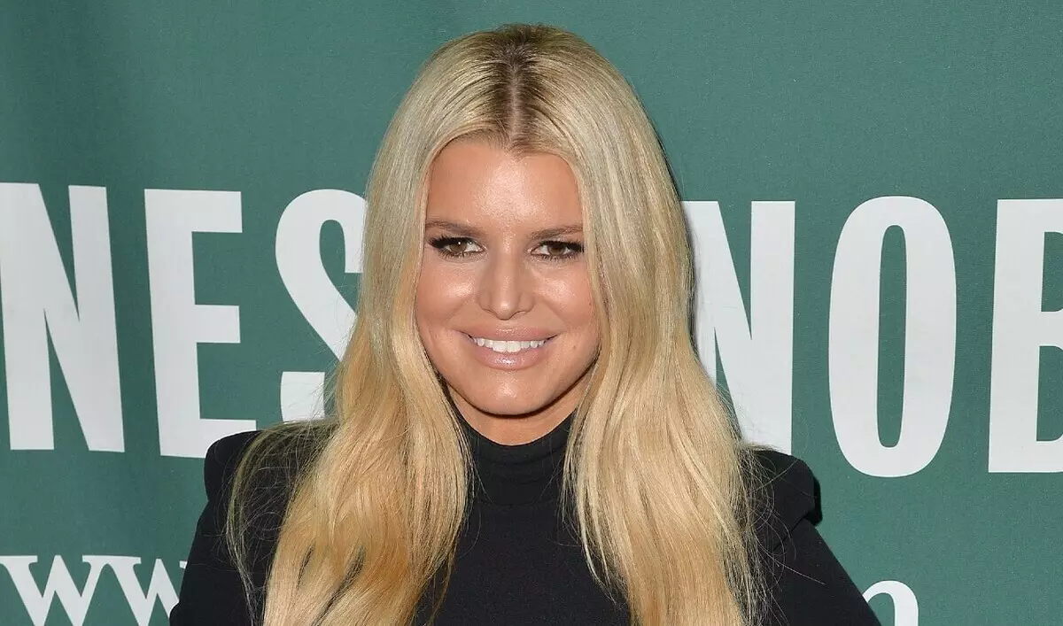 Photo: Posetenant Jessica Simpson jeta un coup d'œil dans un maillot de bain de sa marque