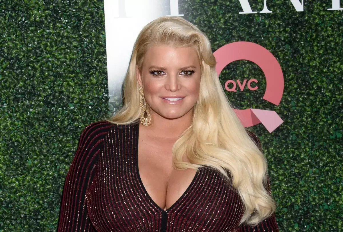 "Namono toaka sy pilina aho": hoy i Jessica Simpson momba ny fahazazana lehibe