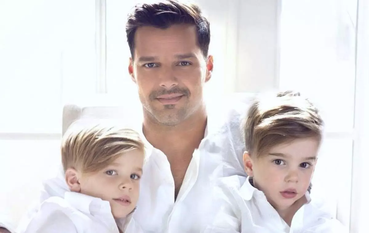 Is é Ricky Martin an t-athair don cheathrú huair