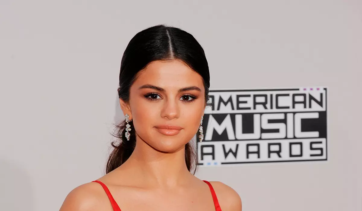 Kemahiran? Pada gambar baru Selena Gomez melihat dagu kedua