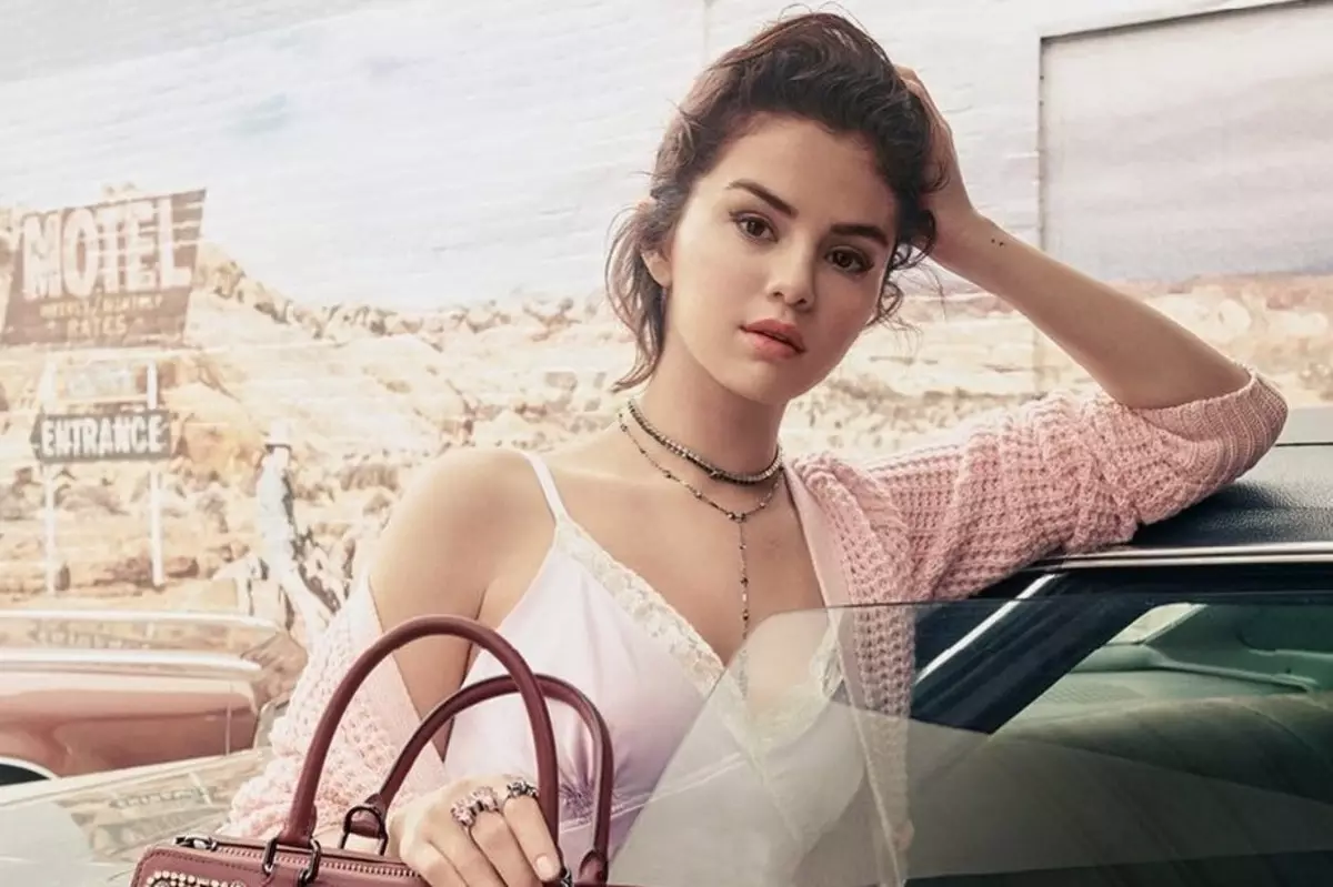 صورة فوتوغرافية: Selena Gomez قدمت مجموعة جديدة للمدرب