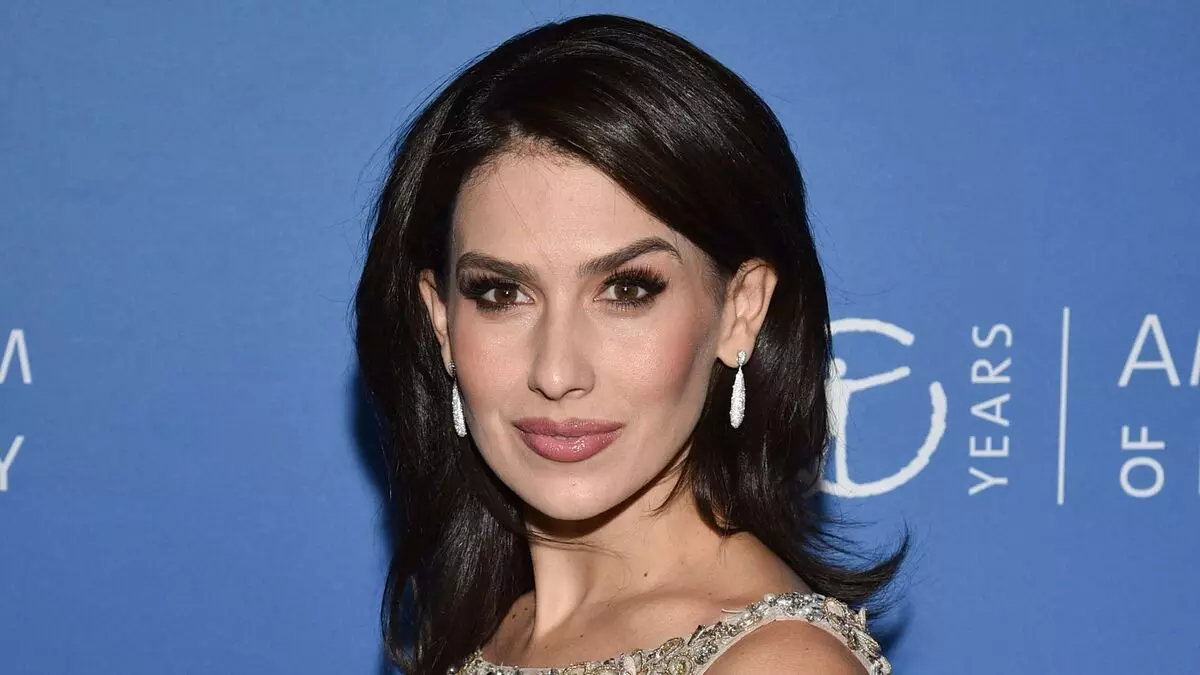 Hilaria Baldwin die bliken hoe tagelyk syn soan boarst fiede, skjin syn tosken en makket sels