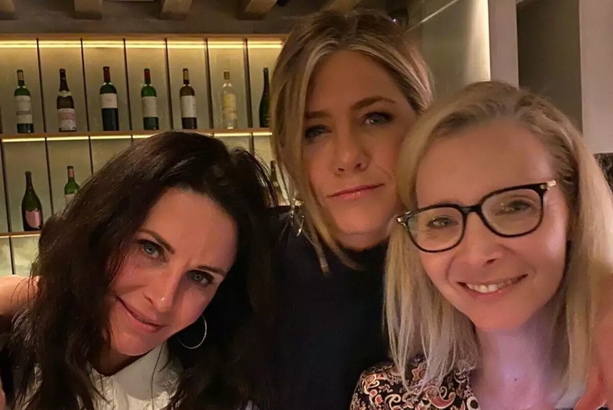 Courtney Cox, Jennifer Aniston ndi Lisa kouturut idakwaniritsidwa kwa uthenga wofunikira.