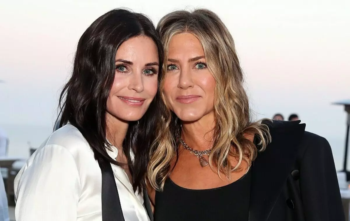 Courtney Cox ak Jennifer Aniston sèn yon lut pou yon tab biya