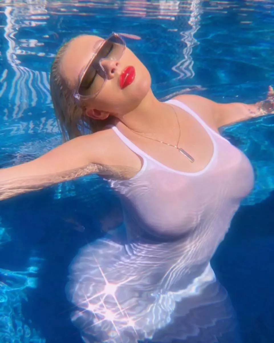 Envii ĉiujn: Christina Aguilera montris fotojn de malstreĉiĝo proksime al la naĝejo 78988_1