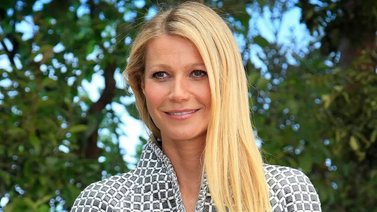 Fanmi Star: Gwyneth Paltrow te montre foto ak pitit fi li yo ak manman an