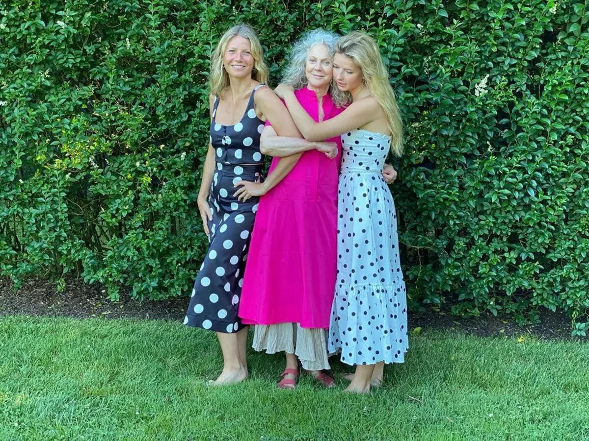 Ngôi sao gia đình: Gwyneth Paltrow cho thấy những bức ảnh với con gái và mẹ 78992_1