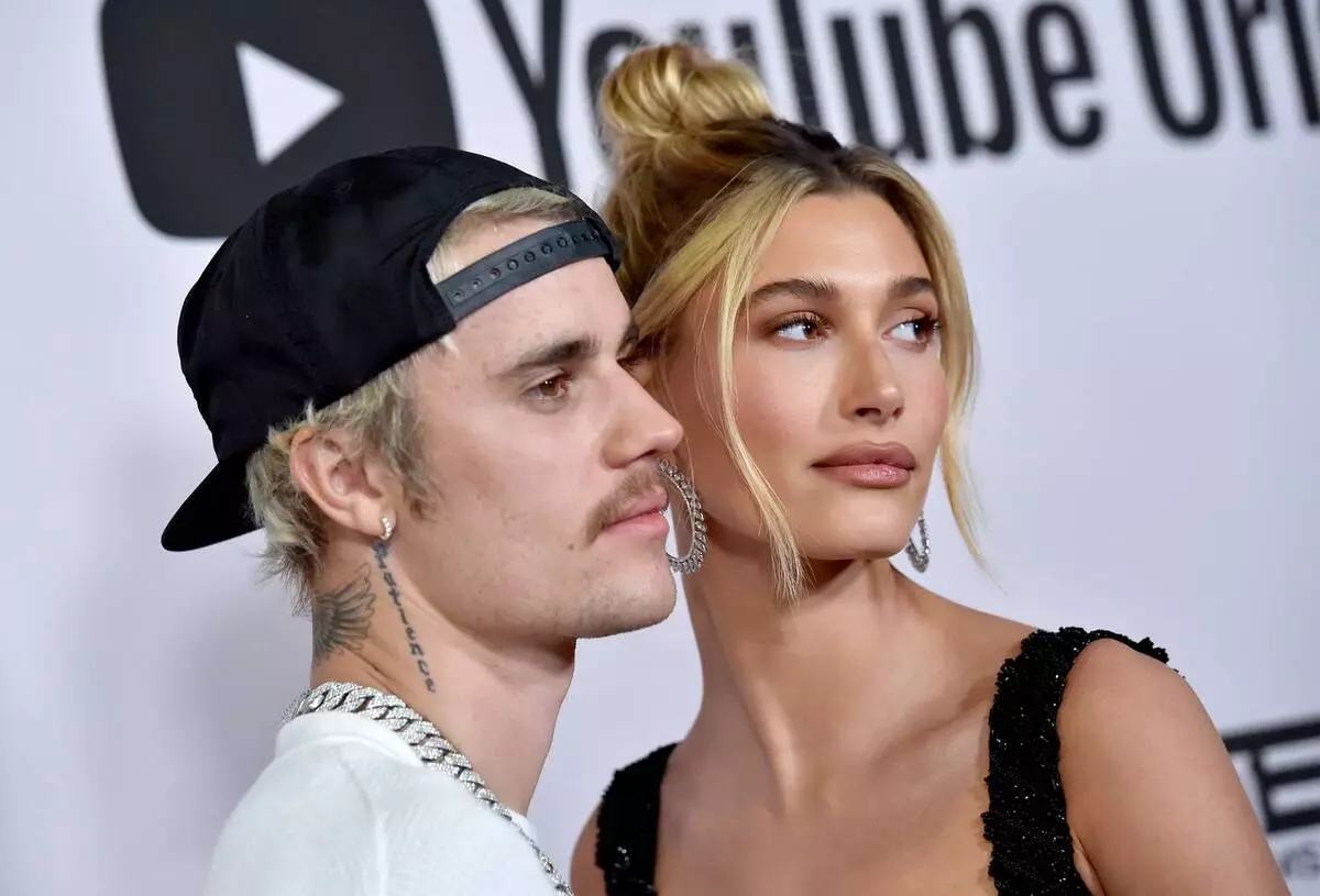 Justin Bieber je pokazal fotografijo iz obdana krsta s svojo ženo Haleyjem