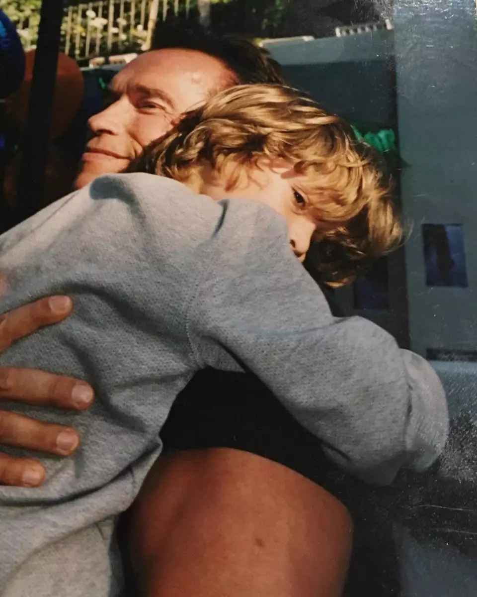 Ο Extramarital Son του Schwarzegger Arnold Schwarzenegger μοιράστηκε μια φωτογραφία των παιδιών με τον πατέρα του 79032_1