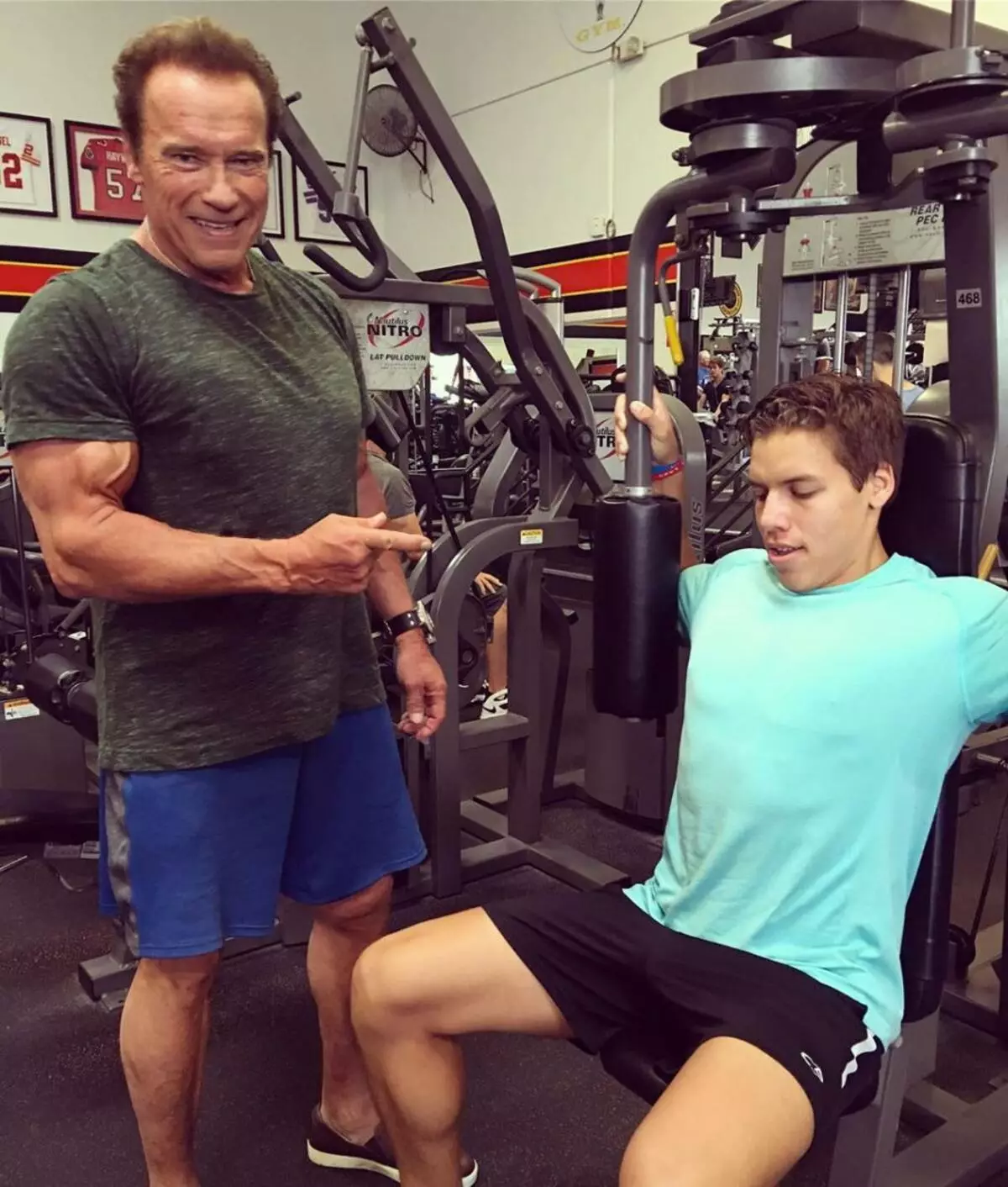 Schwarzeggerin ekstramarital oğlu Arnold Schwarzenegger, atası ilə bir uşaq şəklini paylaşdı 79032_3
