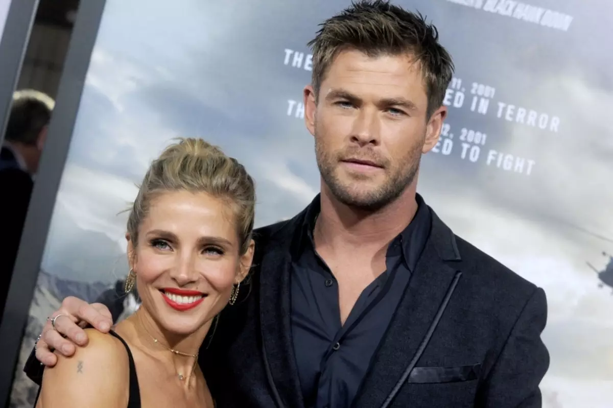 ELSA Pataka, suw joşmasyndan gaçýan maşynyň penjiresinden geçmeli boldy