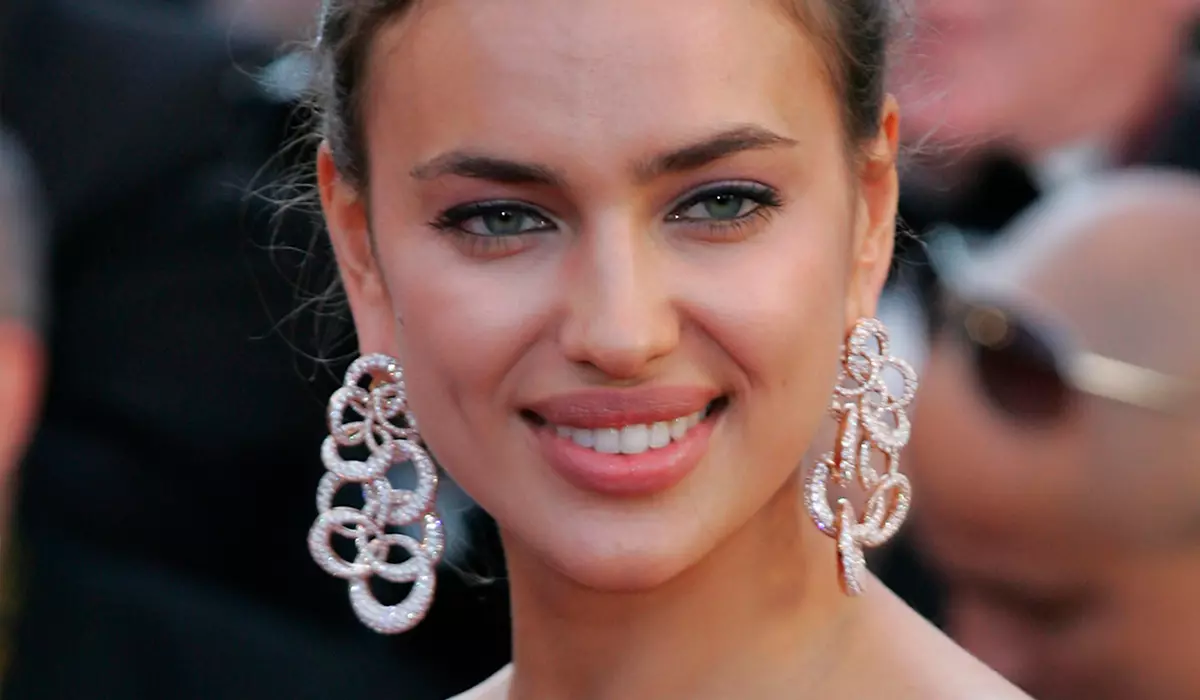 "ດໍາລົງຊີວິດໃນຕາຕະລາງ": ຄື Irina Shayk ແລະ Bradley Cooper ພ້ອມກັບລູກສາວ