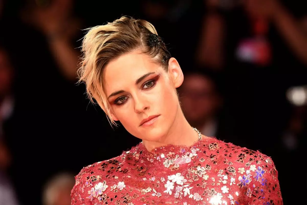 "Nipa ti awọn ọta": Kristen Stewart ṣafihan fiimu tuntun rẹ ni ifihan fiimu Venetian