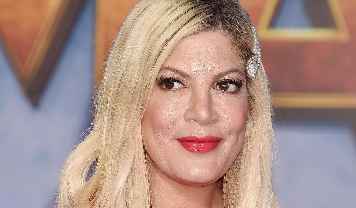 Tori Spelling ha annunciato la sesta gravidanza e infastidito il social network