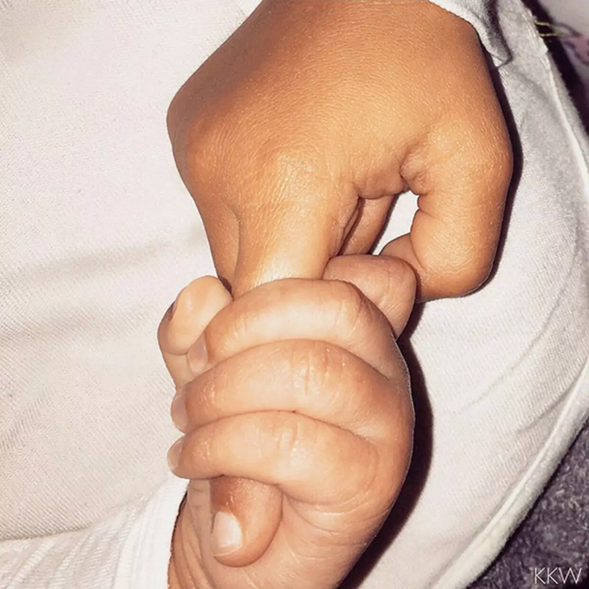 Kim Kardashian, müqəddəsin yeni doğulmuş oğlunun ilk fotoşəklini göstərdi