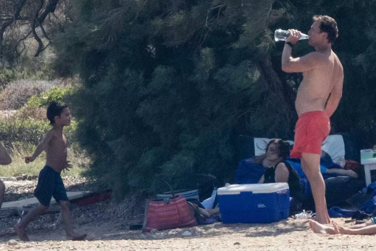 Nuk është më super: Matthew McConaja u bashkua në plazh në Greqi 82309_4