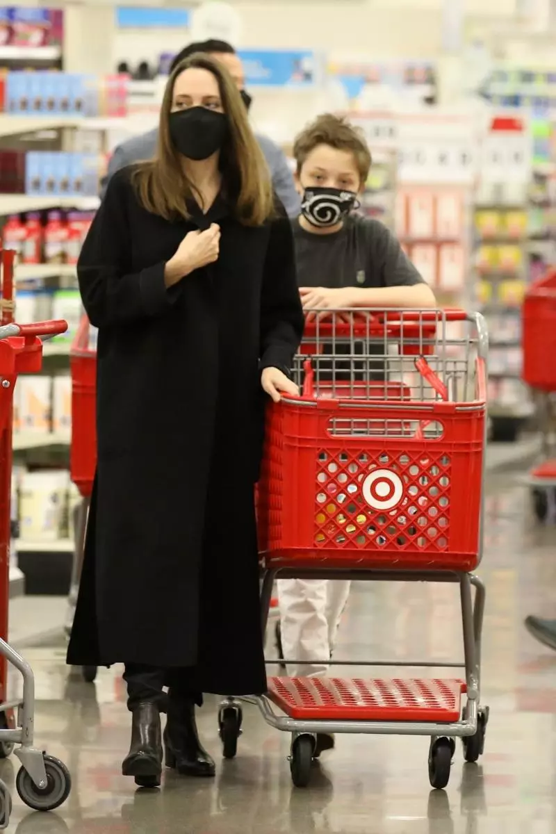 Fotoğraf: Angelina Jolie, Los Angeles'ta alışverişe daha genç bir oğul aldı 82421_1