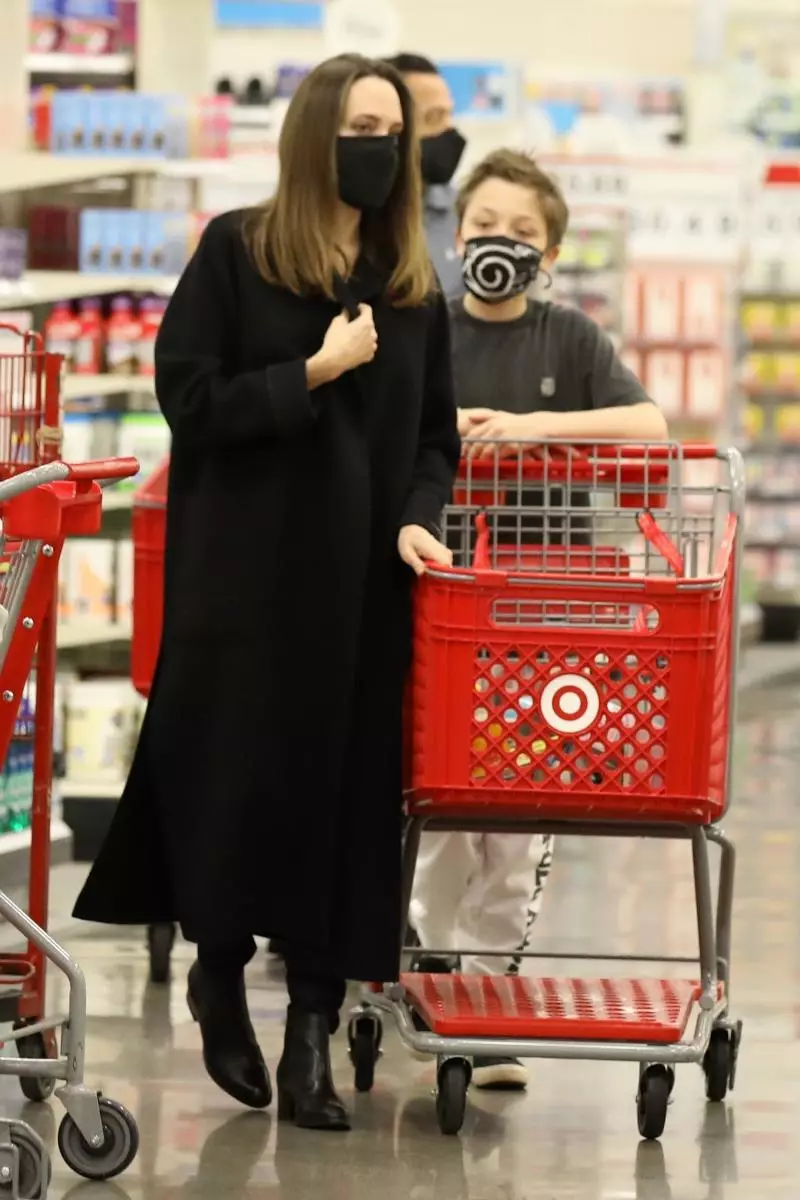 照片：Angelina Jolie在洛杉矶购物时拍了一个较年轻的儿子 82421_2