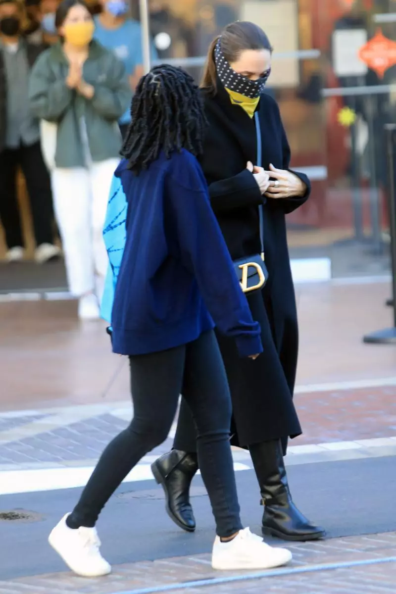 Як подружки: Анджеліну Джолі з дочкою відобразили на шопінг в Лос-Анджелесі 82429_1