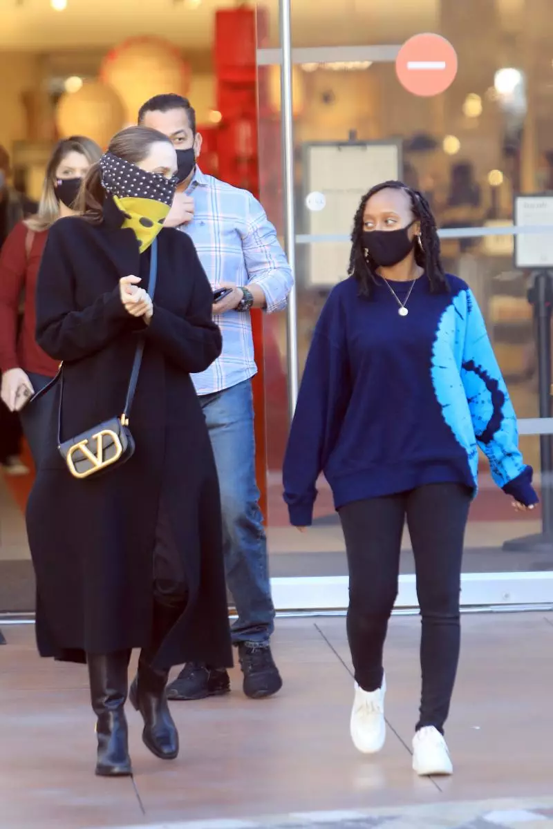 Ca prietene: Angelina Jolie cu fiica sa a capturat cumpărăturile în Los Angeles 82429_2