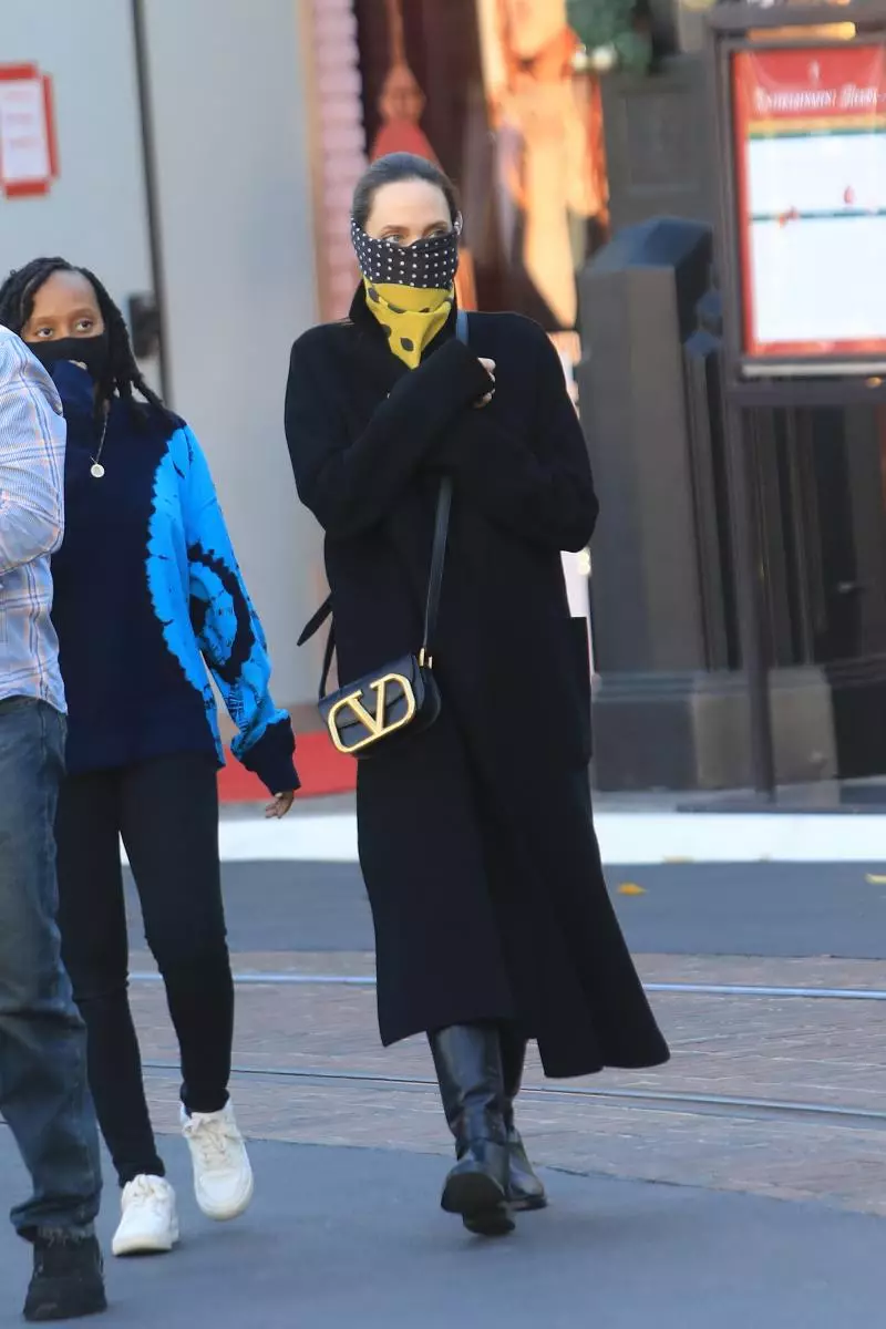 En tant que petite amie: Angelina Jolie avec sa fille capturé Shopping à Los Angeles 82429_3