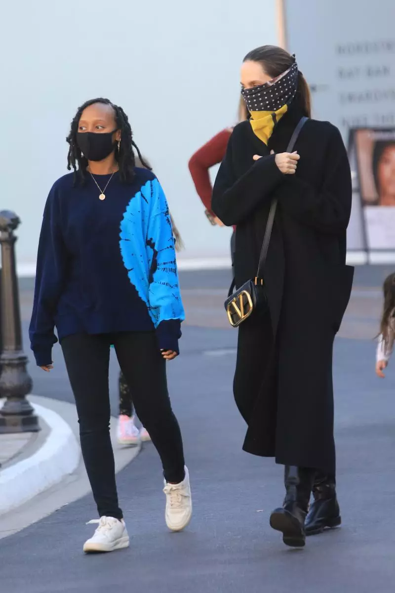 Som flickvänner: Angelina Jolie med sin dotter fångad shopping i Los Angeles 82429_4