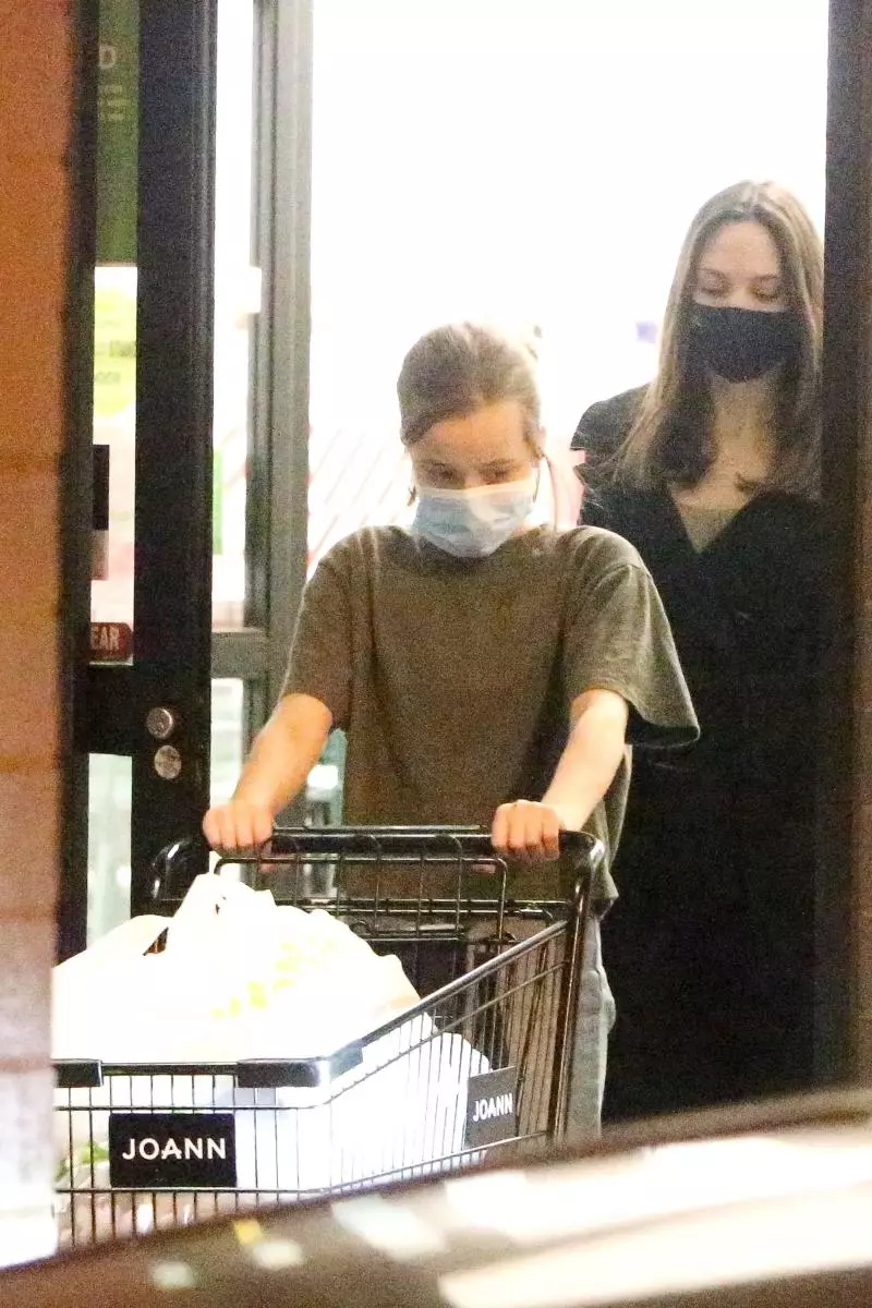 Ne razlikuje od Shaila: Angelina Jolie je zajeto na nakupovanje z mlajšo hčerko Vivien 82434_1