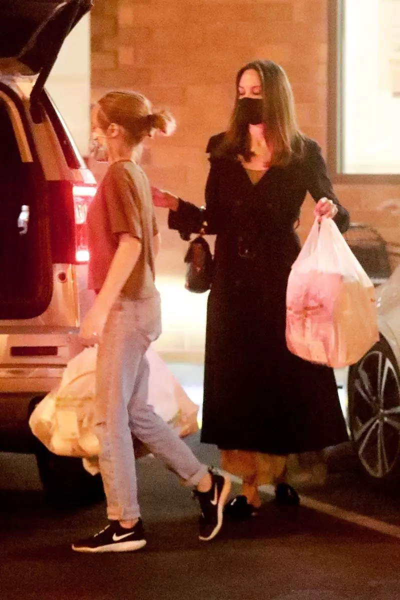 Ne razlikuje od Shaila: Angelina Jolie je zajeto na nakupovanje z mlajšo hčerko Vivien 82434_2