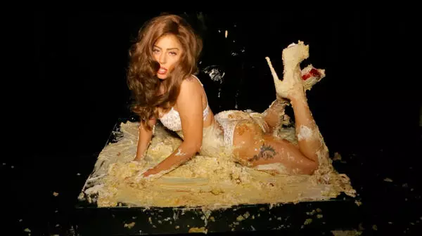 Звезди в Twitter: Майли Сайръс Винея облечена, а лейди Гага стана момиче от тортата 82582_10
