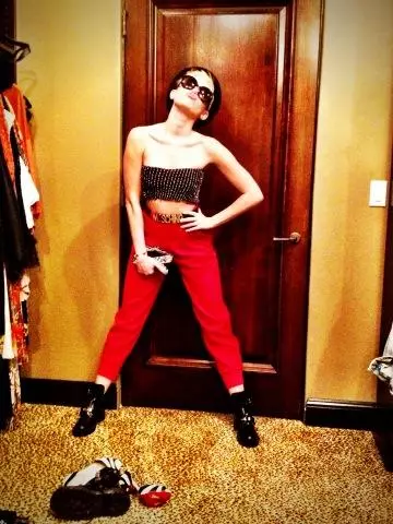 Sao trên Twitter: Miley Cyrus Vinea Mặc quần áo, và Lady Gaga trở thành một cô gái từ bánh 82582_14