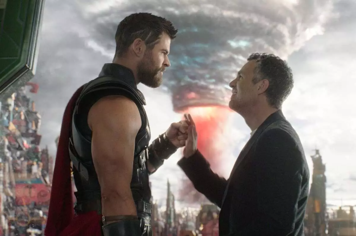 Mark Ruffalo Blahoželal Chris Hemsworth s 37. výročím a vydával fotografiu z natáčania