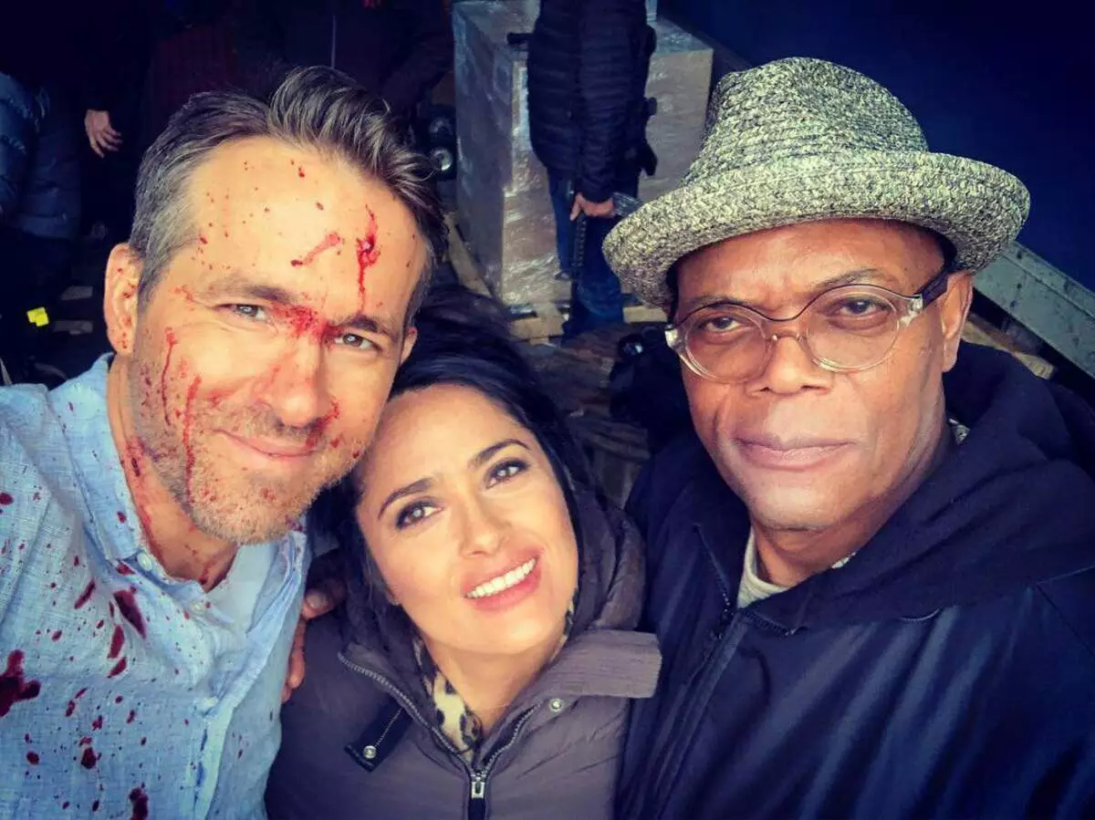 Ryan Reynolds, Salma Hayek un Samuel L Jackson pie "Killer's miesassarga" plakāts