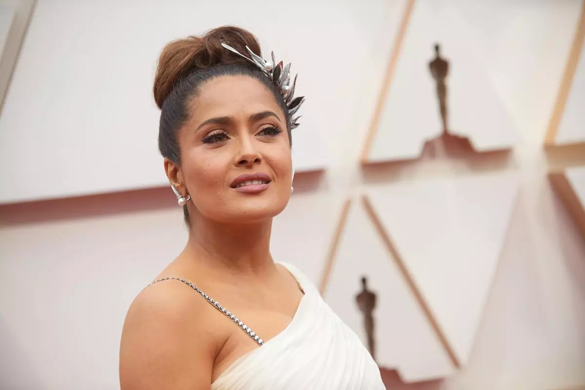 Salma Hayek tali atu moliaga o Botox sauaga