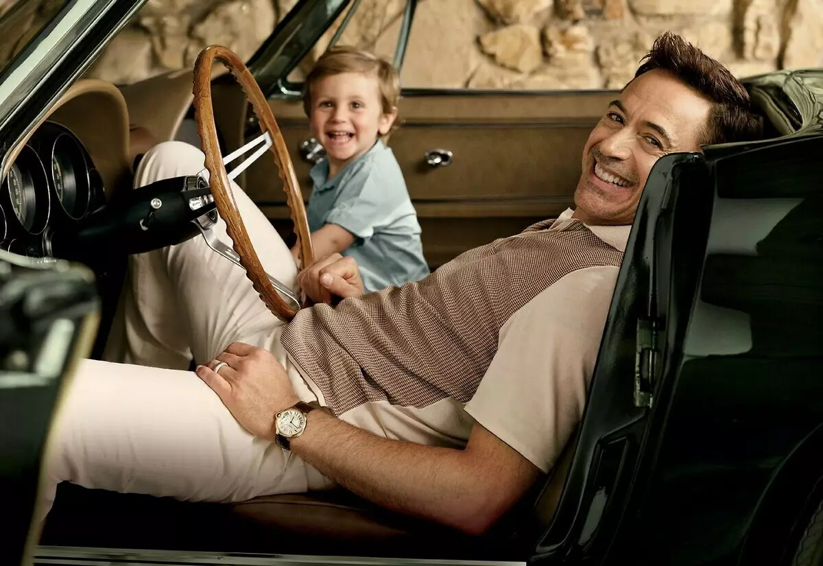 Robert Downey Jr ar savu dēlu žurnālā Vanity Fair. 2014. gada oktobris.