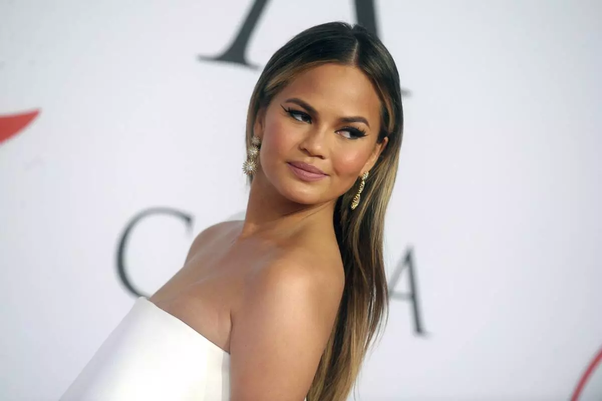 Krissy Teigen memberikan penggemar yang tidak dapat ditarik balik