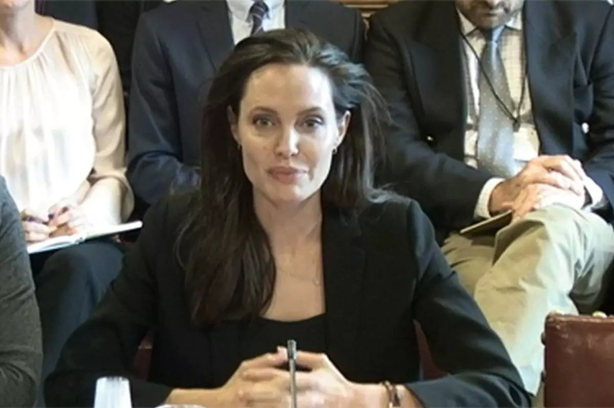 Siaradodd Angelina Jolie ag araith am droseddau militants Isil