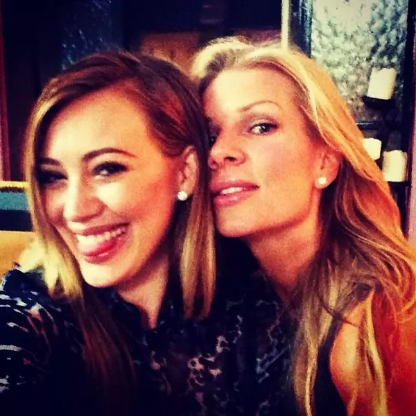 ดาวบน Twitter: Hilary Duff แสดงภาษาและ Mandy Moore - Cat ในตู้เสื้อผ้า 88792_11