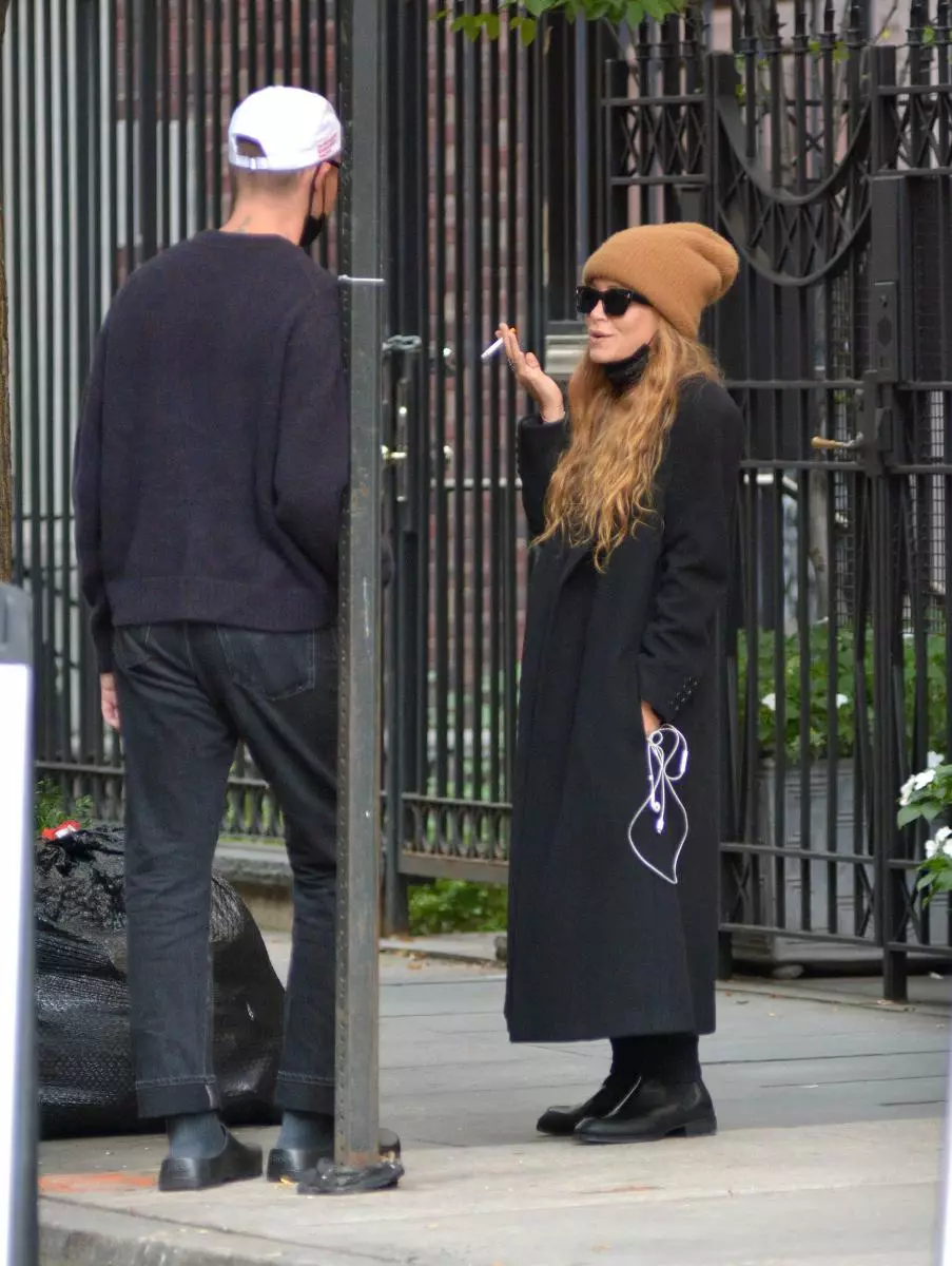 Mary Kate Olsen akukhazikitsa moyo pambuyo pa chisudzulo kuchokera ku Olivier Scarkoz: 