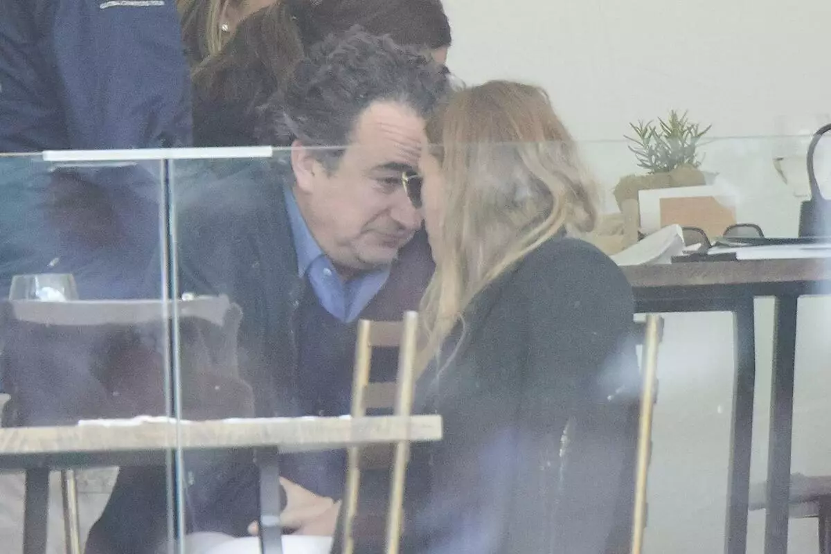 Ο Insider είπε γιατί η Mary Kate Olsen κατέθεσε ένα διαζύγιο από τον Olivier Sarkozy 90698_2
