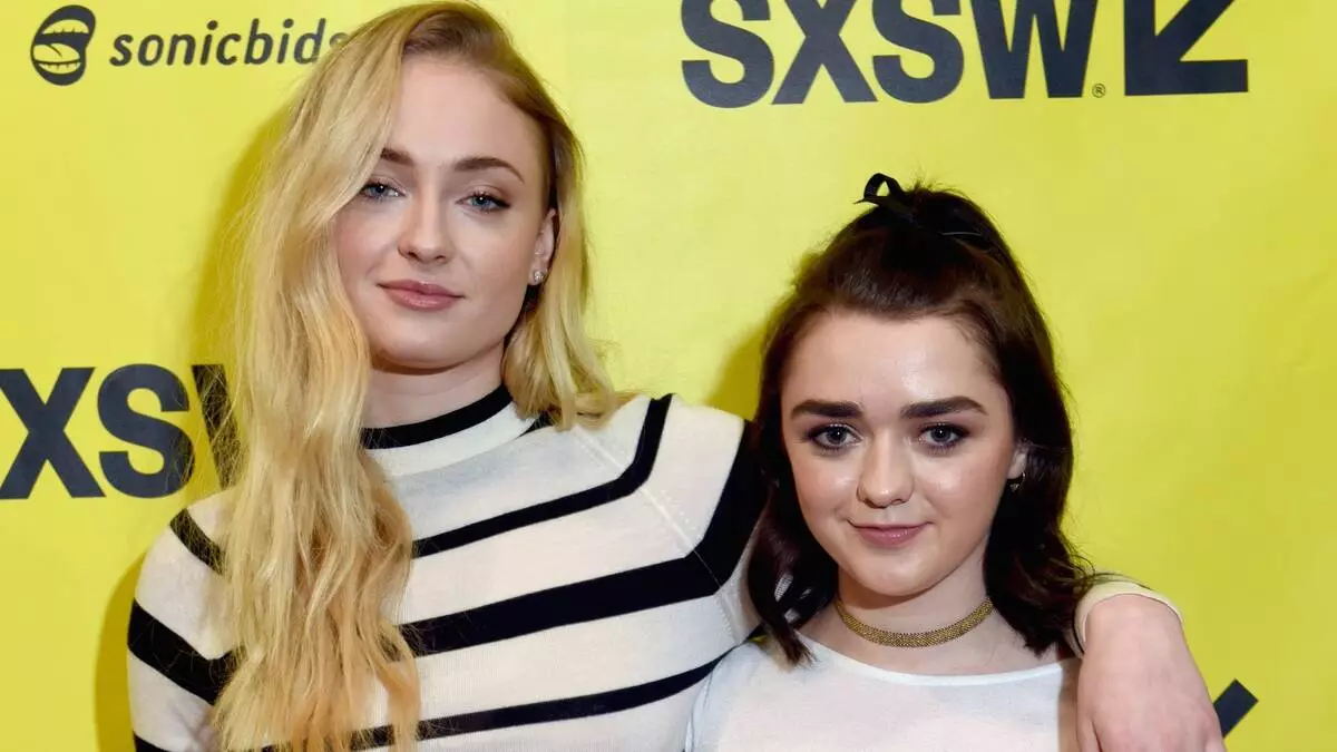 Sophie Turner svaraði sögusagnir um skáldsöguna frá Macy Williams: "Stundum vil ég kyssa bestu kærustuina"