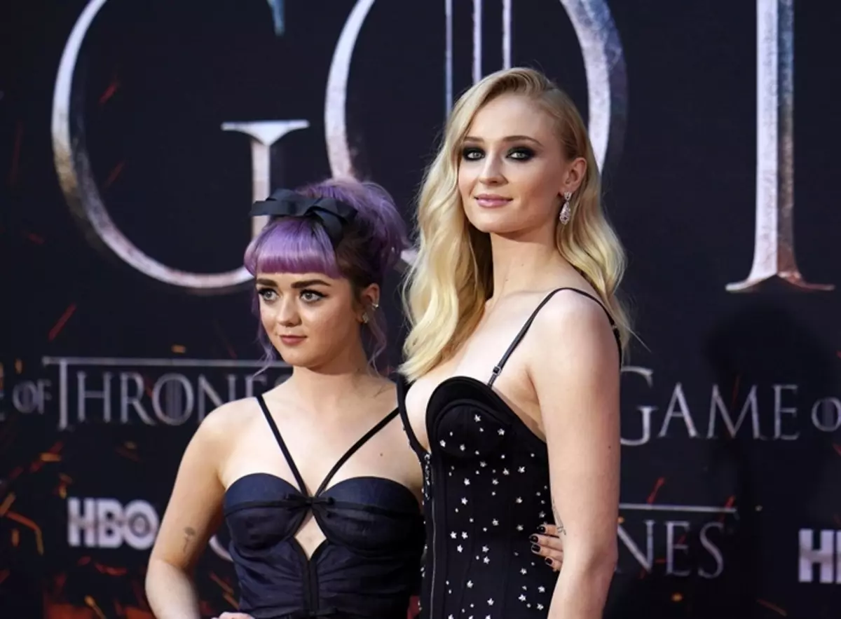 Star "Games of the Thrones" Sophie Turner quere facer unha película sobre a amizade con Macy Williams: "Compras un manual para scripts!"