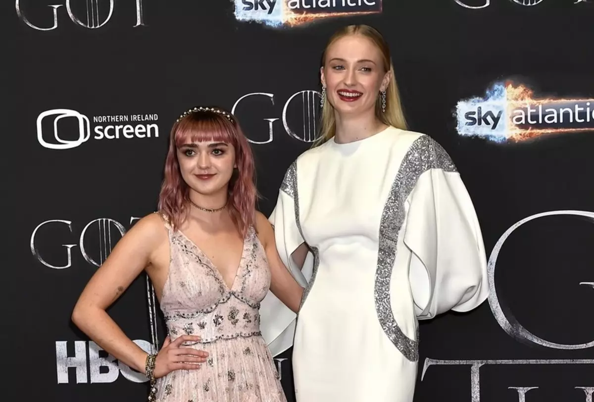 Foto: Keith Harington, Sophie Turner și Macy Williams la premiera de jocuri de tronuri din Belfast