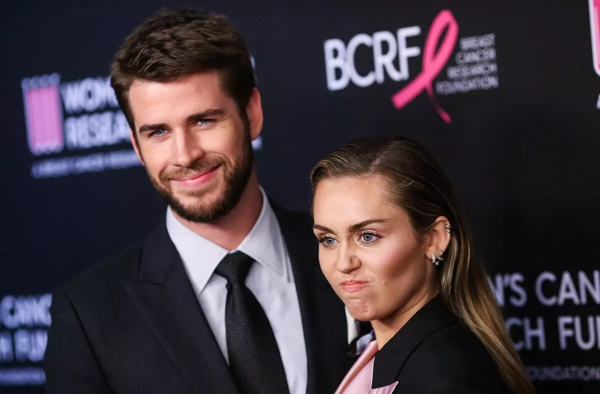 İşitme: Liam Hemsworth, Miley Cyrus'tan gazetecilerden boşanma konusunda bulundu.