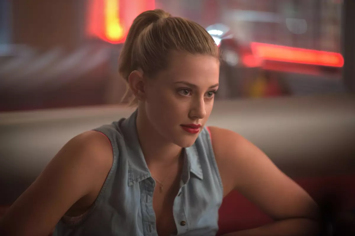 De ster "Riverdale" Lily Reynhart toegelaten om van de striptease-clubs te houden