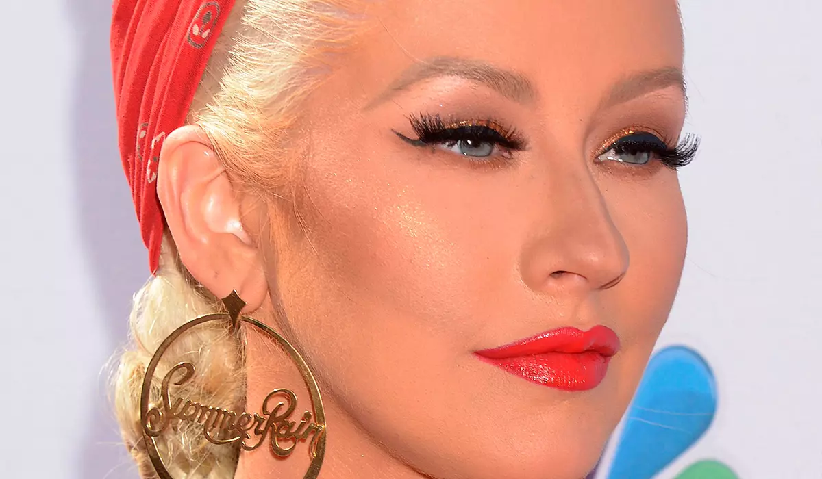 UChristina Aguilera wathetha ngalo mfanekiso: "Kunzima ukujonga iifoto zokuqala"