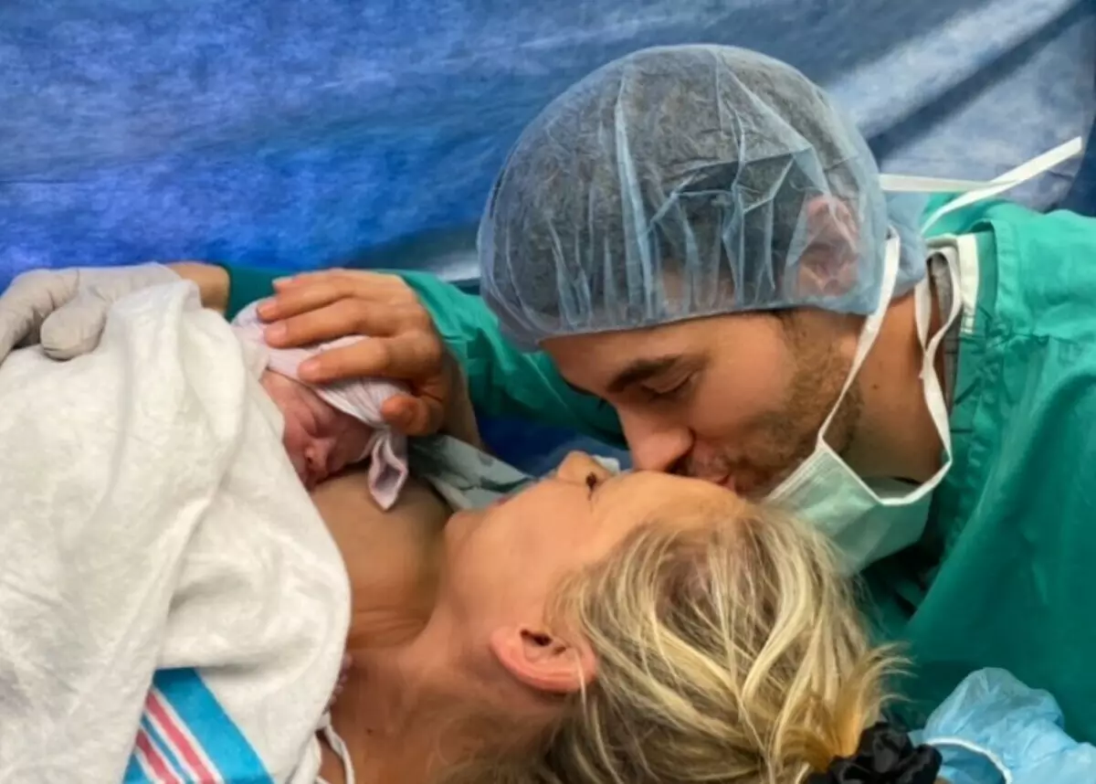 Ini adalah seorang gadis! Enrique Iglesias dan Anna Kournikova menunjukkan gambar pertama anak perempuan yang baru lahir